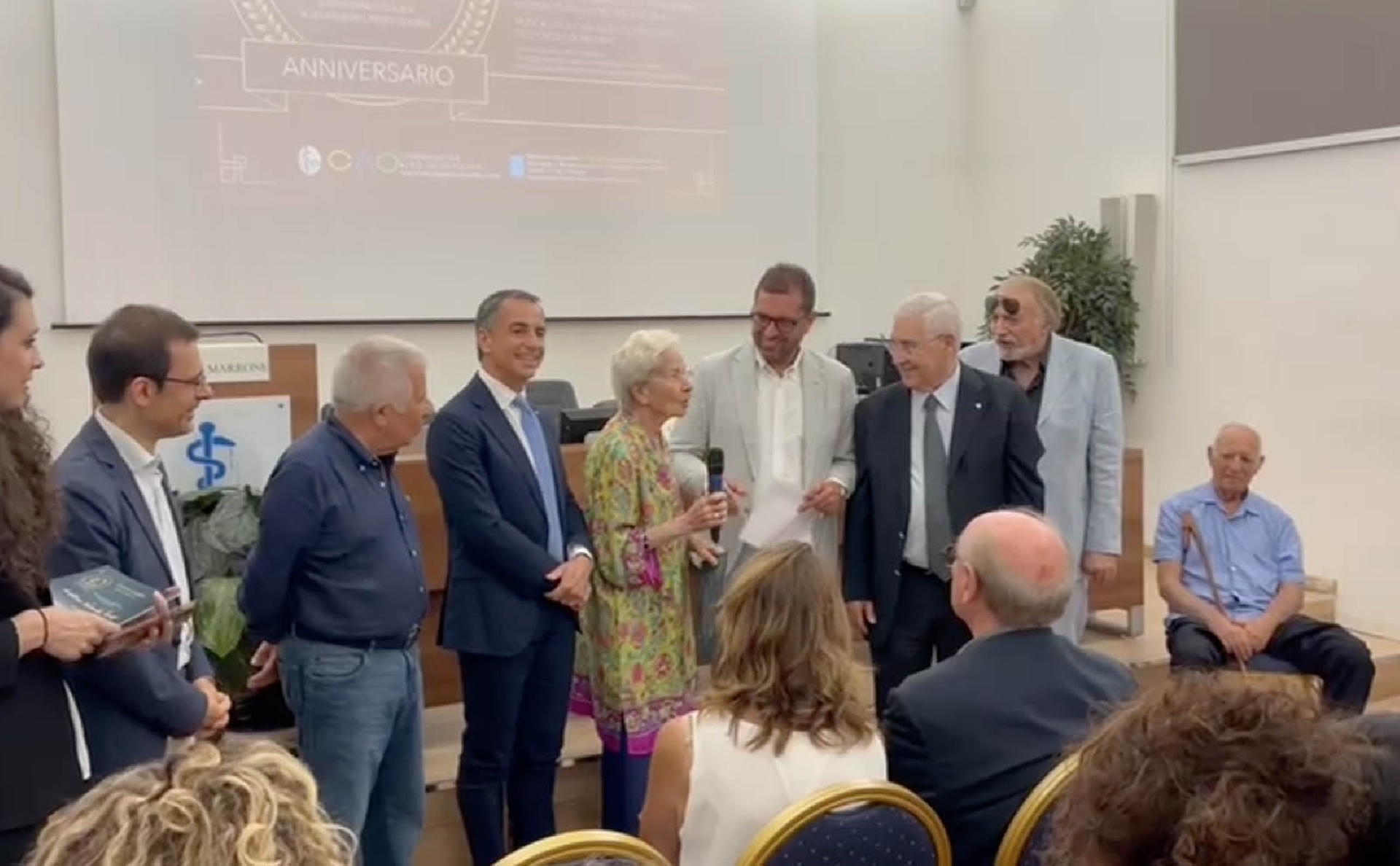 GLI ODONTOIATRI CELEBRANO I 40 ANNI DALLA LAUREA CON UNA GRANDE FESTA A VILLA MAGNISI
