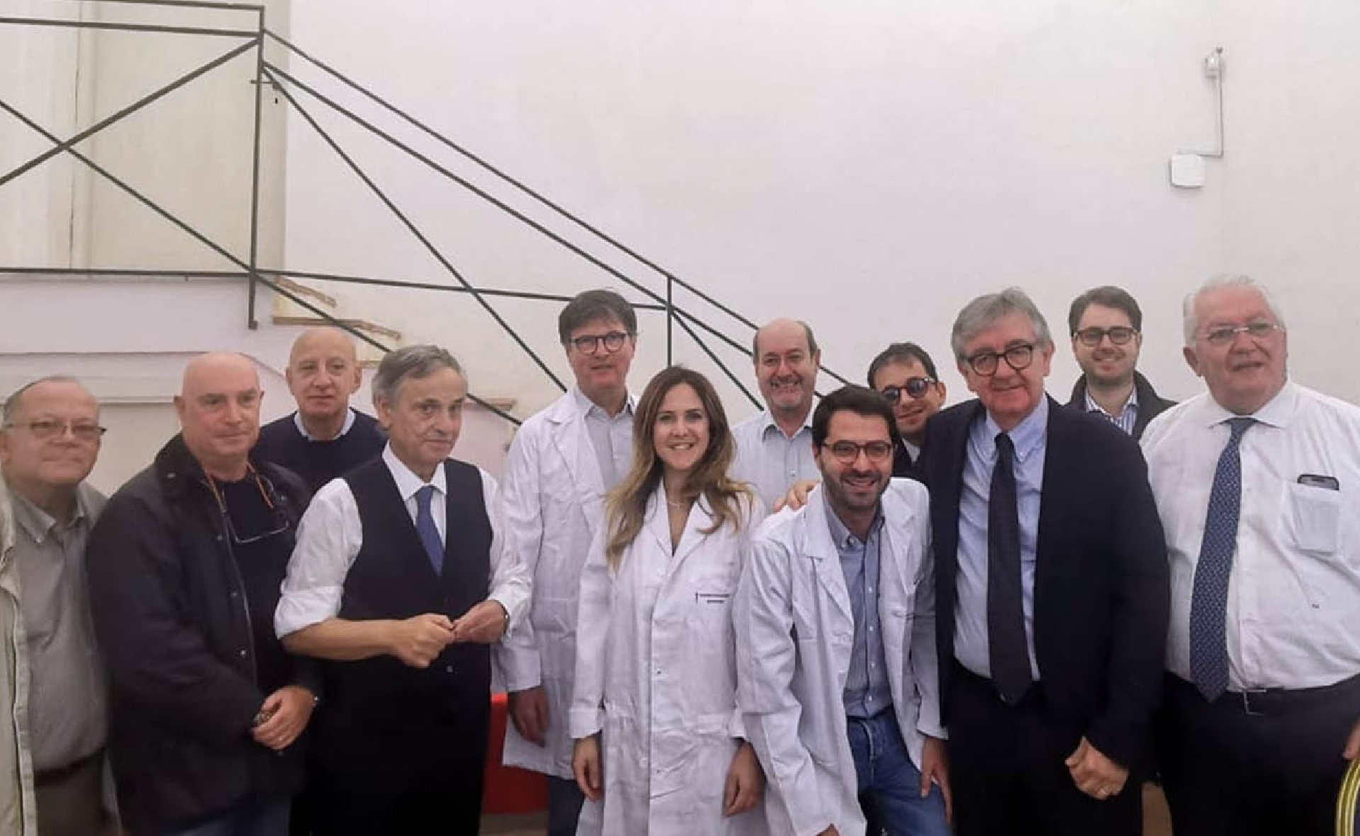 Medici e istituzioni si vaccinano a Villa Magnisi con un gesto simbolico di responsabilità 