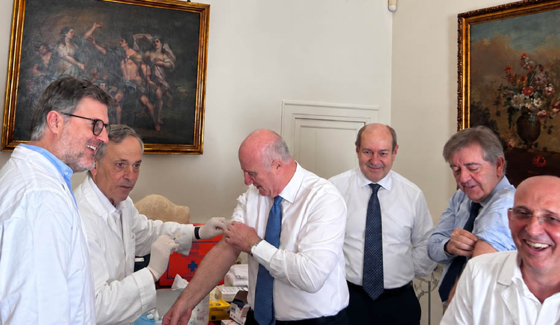 Vaccini antinfluenzali, Amato vaccina Caruso a Villa Magnisi per dare l'esempio